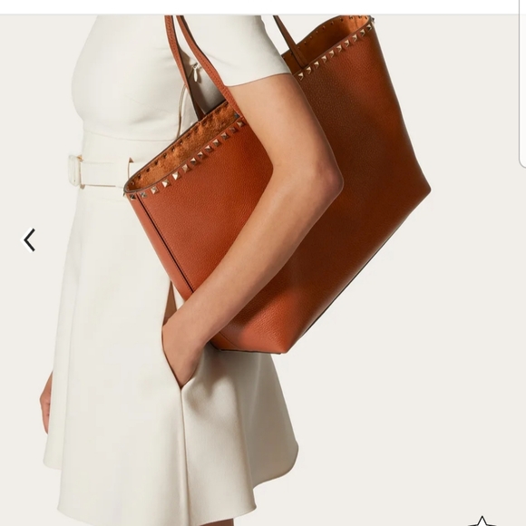 Valentino Garavani Rockstud beige hand bag - Picture 1 of 4